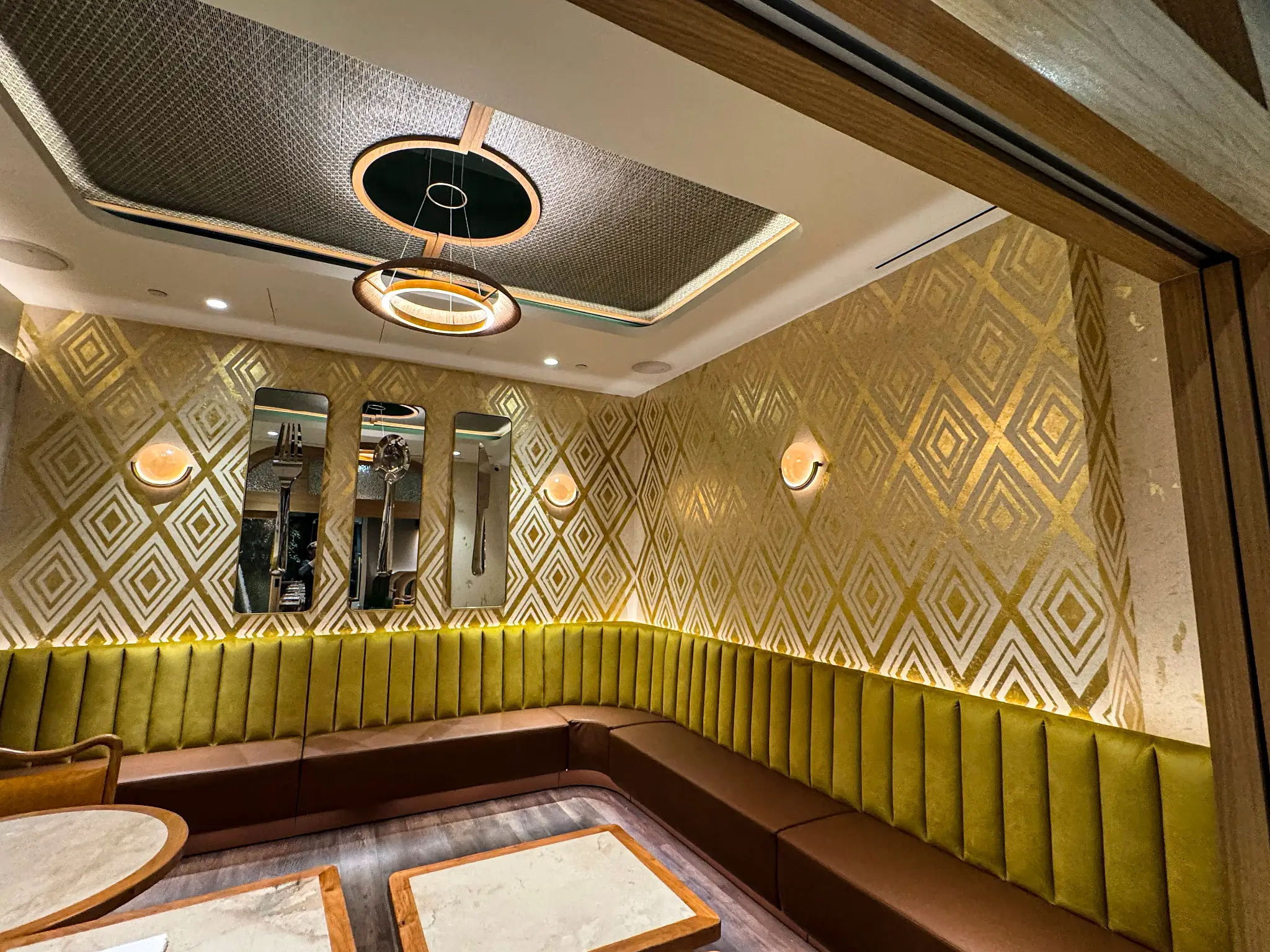 Friedmans — private dining room ceiling medallion with gold leaf diamond walls